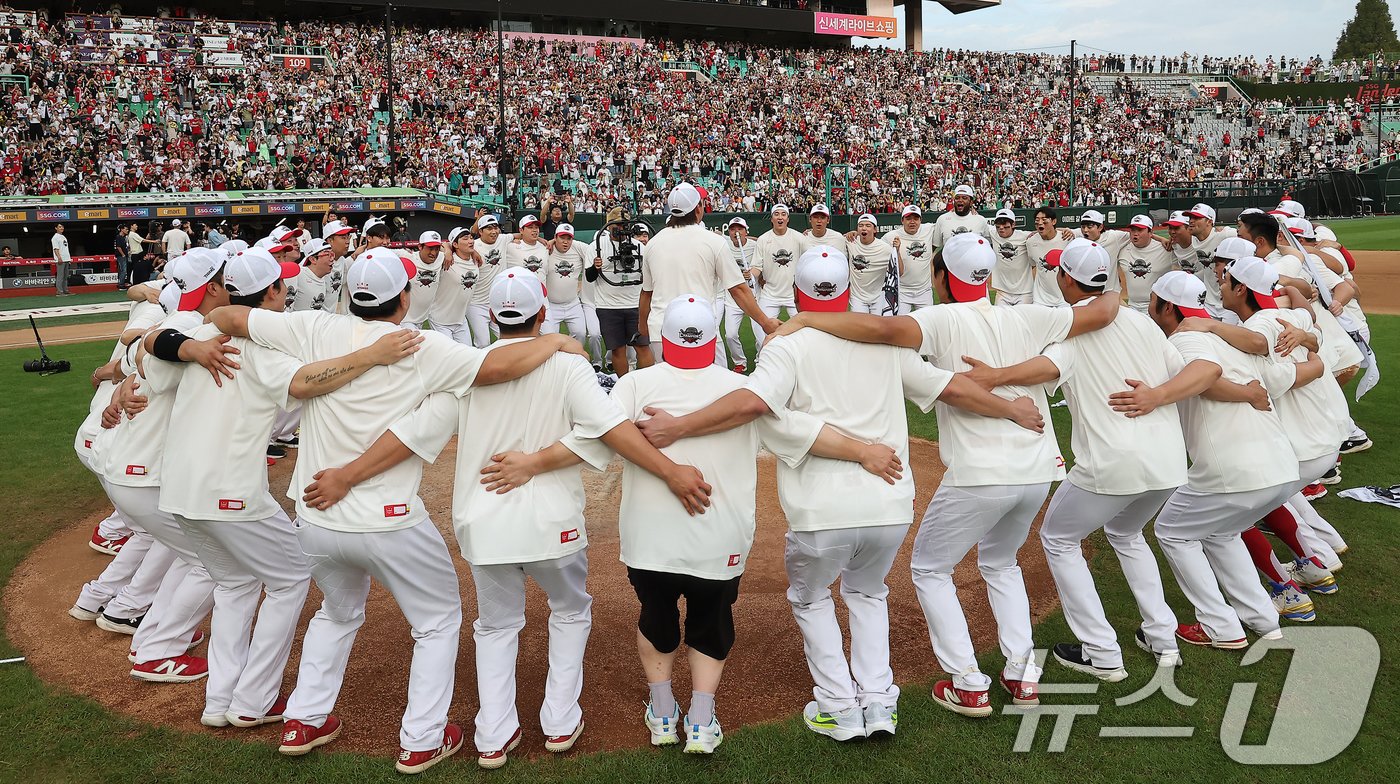 본문 이미지 - KIA 타이거즈 선수들이 17일 오후 인천시 미추홀구 문학동 SSG랜더스필드에서 열린 프로야구 '2024 신한 SOL 뱅크 KBO리그' SSG 랜더스와의 경기 종료 후 열린 정규리그 우승 행사에서 '두루치기 세리머니'를 하고 있다. 2024.9.17/뉴스1 ⓒ News1 김진환 기자