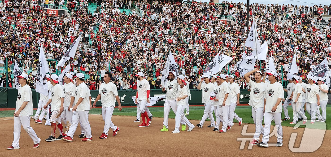 본문 이미지 - KIA 타이거즈 선수들이 17일 오후 인천시 미추홀구 문학동 SSG랜더스필드에서 열린 프로야구 '2024 신한 SOL 뱅크 KBO리그' SSG 랜더스와의 경기 종료 후 열린 정규시즌 우승 행사에서 우승기를 들며 환호하고 있다. KIA가 정규시즌 정상에 오른 건 통합 우승을 차지했던 지난 2017년 이래 7년 만으로 단일리그로 열린 해를 기준으로는 1991년과 1993년, 1996년, 1997년, 2009년, 2017년에 이어 역대 7번째다. 한국시리즈에 직행한 KIA는 플레이오프 승리팀을 상대로 통산 12번째 한국시리즈 우승에 도전한다. 2024.9.17/뉴스1 ⓒ News1 김진환 기자