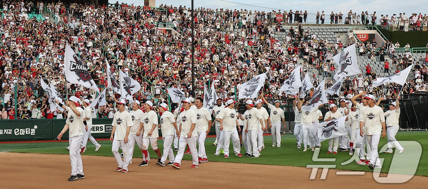 본문 이미지 - KIA 타이거즈 선수들이 17일 오후 인천시 미추홀구 문학동 SSG랜더스필드에서 열린 프로야구 '2024 신한 SOL 뱅크 KBO리그' SSG 랜더스와의 경기 종료 후 열린 정규리그 우승 행사에서 우승기를 들며 환호하고 있다. 2024.9.17/뉴스1 ⓒ News1 김진환 기자