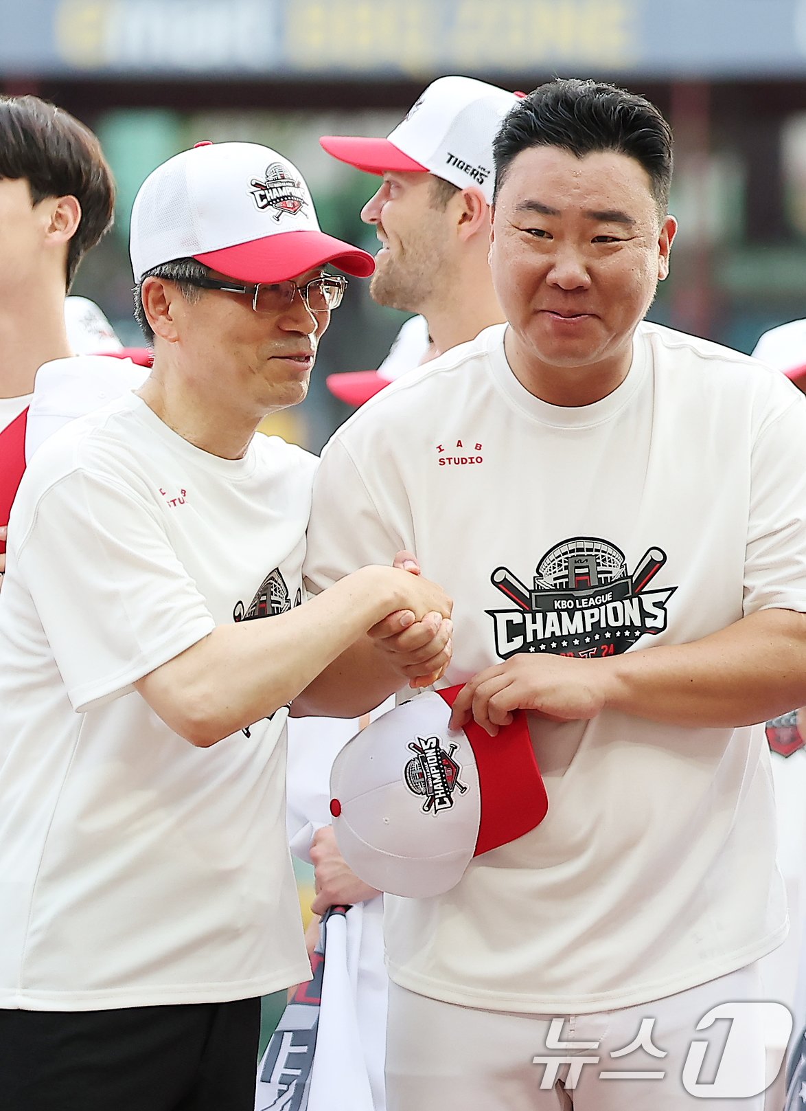 본문 이미지 - 이범호 KIA 타이거즈 감독이 17일 오후 인천시 미추홀구 문학동 SSG랜더스필드에서 열린 프로야구 '2024 신한 SOL 뱅크 KBO리그' KIA 타이거즈와 SSG 랜더스의 경기 종료 후 열린 정규리그 우승 행사에서 송호성 구단주(왼쪽)의 축하를 받고 있다. 2024.9.17/뉴스1 ⓒ News1 김진환 기자