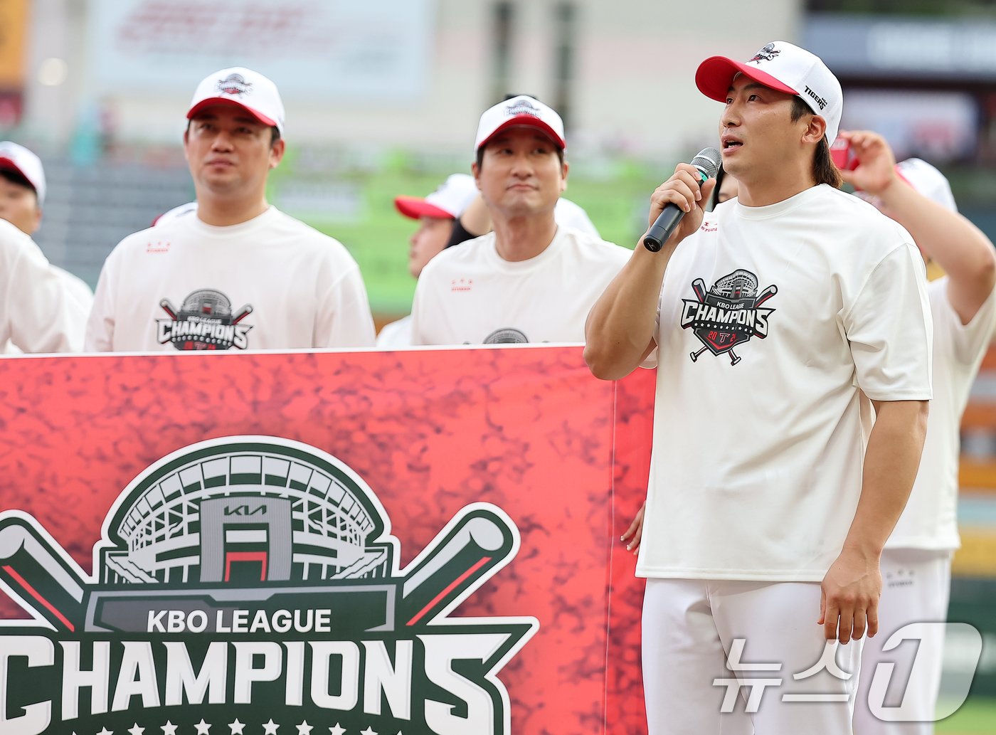 본문 이미지 - KIA 타이저그 주장 나성범이 17일 오후 인천시 미추홀구 문학동 SSG랜더스필드에서 열린 프로야구 '2024 신한 SOL 뱅크 KBO리그' KIA 타이거즈와 SSG 랜더스의 경기 종료 후 열린 정규리그 우승 행사에서 팬들에게 인사말을 하고 있다. 2024.9.17/뉴스1 ⓒ News1 김진환 기자