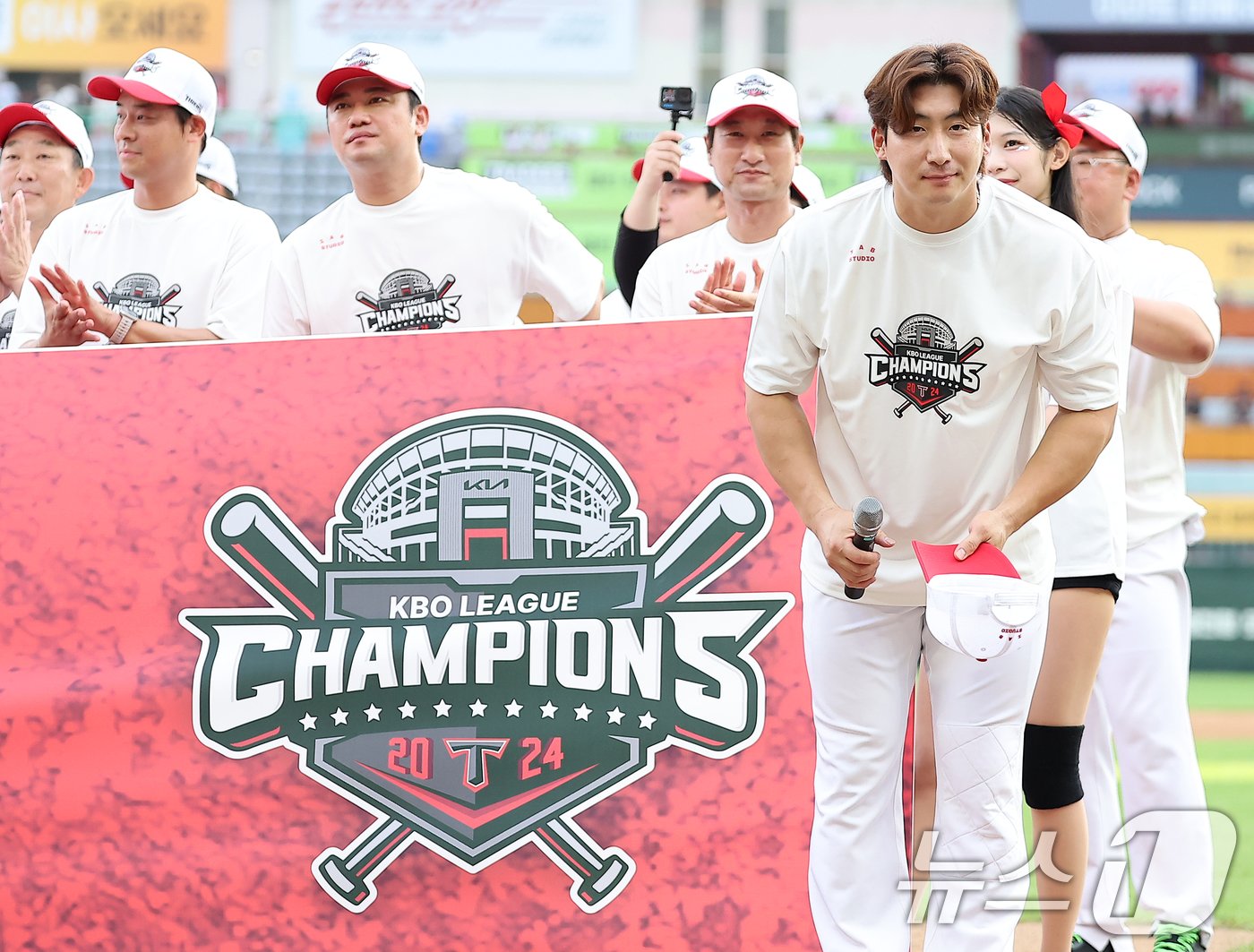 본문 이미지 - KIA 타이저그 주장 나성범이 17일 오후 인천시 미추홀구 문학동 SSG랜더스필드에서 열린 프로야구 '2024 신한 SOL 뱅크 KBO리그' KIA 타이거즈와 SSG 랜더스의 경기 종료 후 열린 정규리그 우승 행사에서 팬들에게 인사하고 있다. 2024.9.17/뉴스1 ⓒ News1 김진환 기자