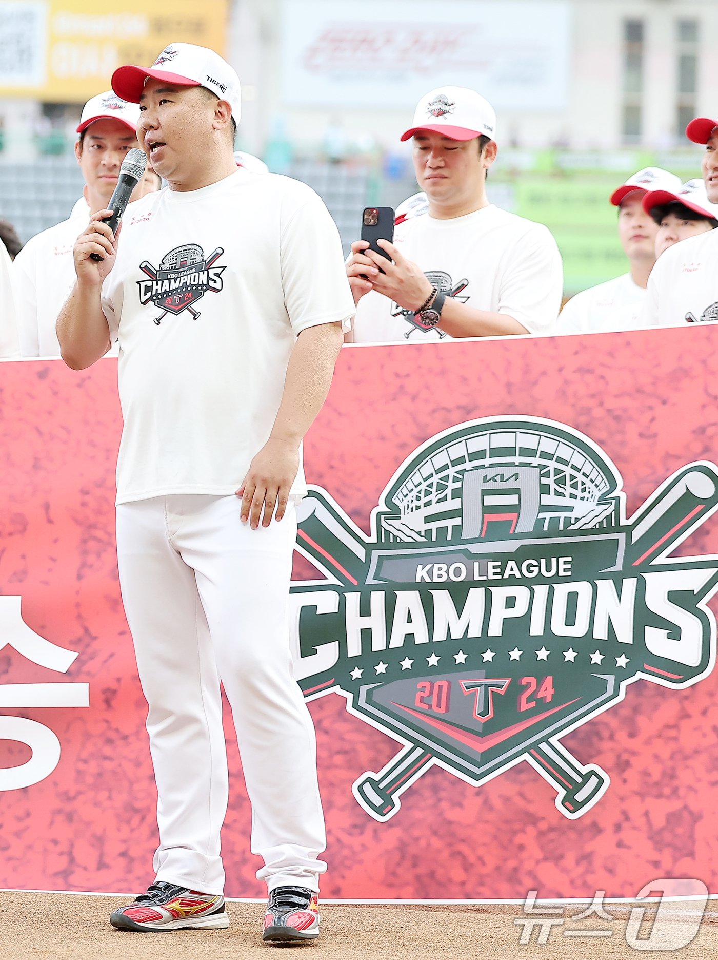 본문 이미지 - 이범호 KIA 타이거즈 감독이 17일 오후 인천시 미추홀구 문학동 SSG랜더스필드에서 열린 프로야구 '2024 신한 SOL 뱅크 KBO리그' KIA 타이거즈와 SSG 랜더스의 경기 종료 후 열린 정규리그 우승 행사에서 팬들에게 인사말을 하고 있다. 2024.9.17/뉴스1 ⓒ News1 김진환 기자