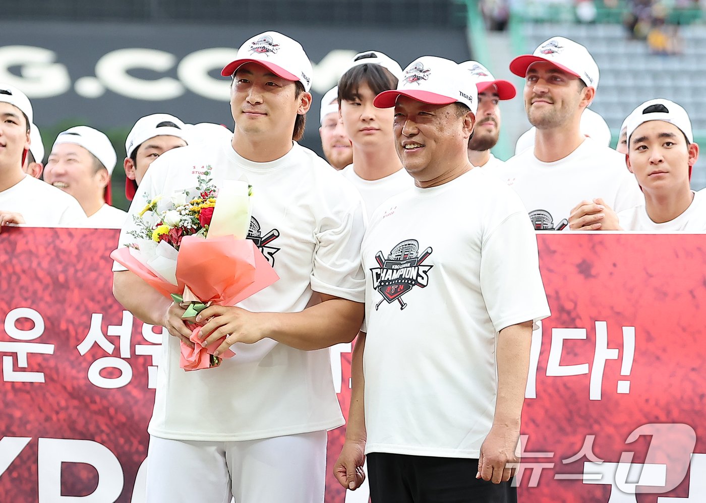 본문 이미지 - KIA 타이저그 주장 나성범이 17일 오후 인천시 미추홀구 문학동 SSG랜더스필드에서 열린 프로야구 '2024 신한 SOL 뱅크 KBO리그' KIA 타이거즈와 SSG 랜더스의 경기 종료 후 열린 정규리그 우승 행사에서 최준영 대표이사(오른쪽)와 기념 촬영을 하고 있다. 2024.9.17/뉴스1 ⓒ News1 김진환 기자