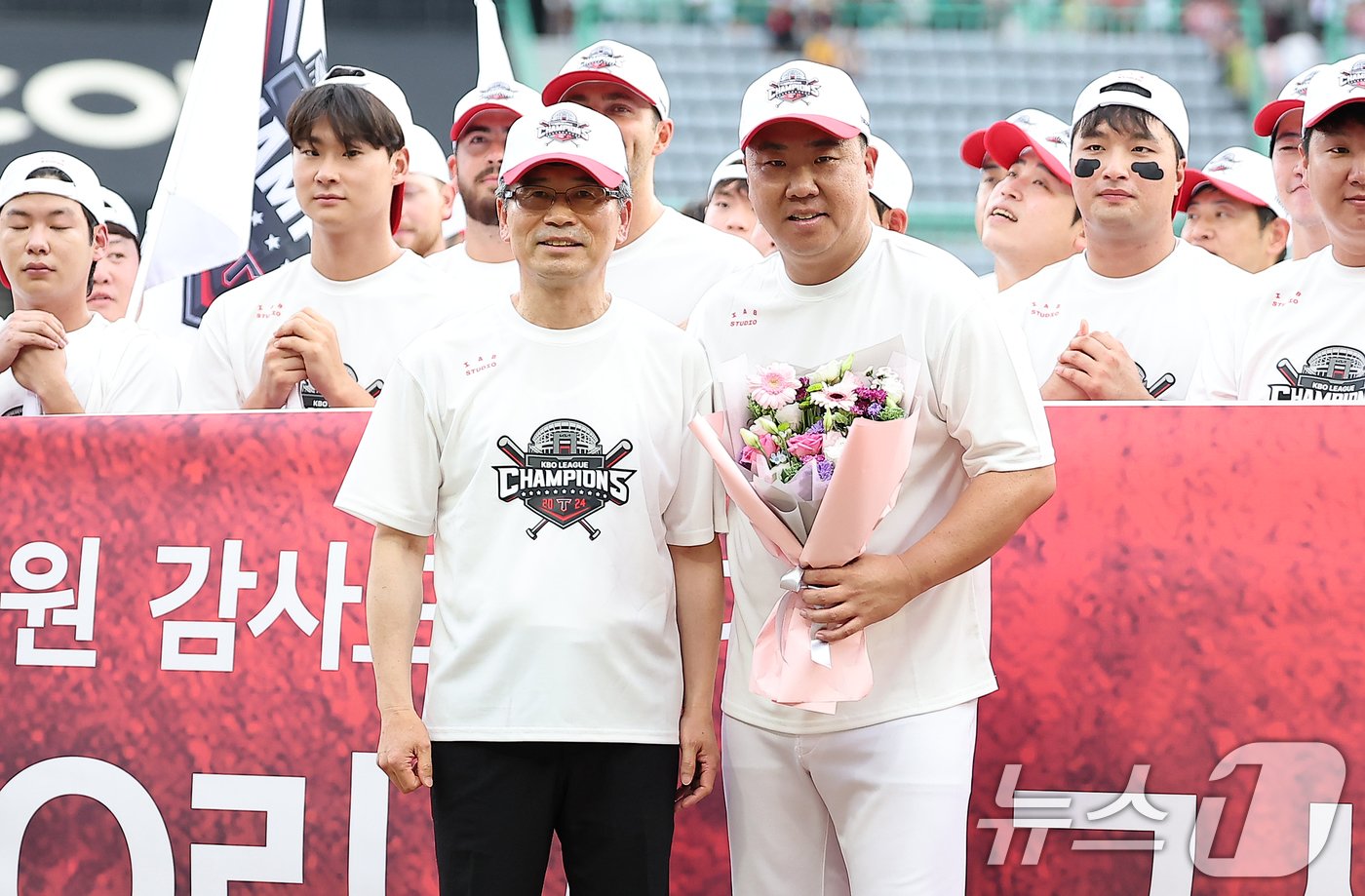본문 이미지 - 이범호 KIA 타이거즈 감독이 17일 오후 인천시 미추홀구 문학동 SSG랜더스필드에서 열린 프로야구 '2024 신한 SOL 뱅크 KBO리그' KIA 타이거즈와 SSG 랜더스의 경기 종료 후 열린 정규리그 우승 행사에서 송호성 구단주(왼쪽)와 기념 촬영을 하고 있다. 2024.9.17/뉴스1 ⓒ News1 김진환 기자