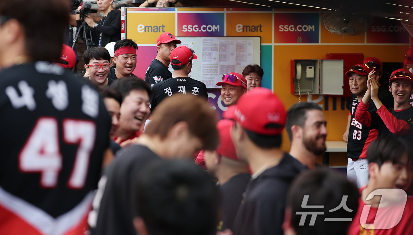 본문 이미지 - KIA 타이거즈 선수들이 17일 오후 인천시 미추홀구 문학동 SSG랜더스필드에서 열린 프로야구 '2024 신한 SOL 뱅크 KBO리그' SSG 랜더스와의 경기, 9회초 잠실에서 열린 삼성과 두산의 경기에서 두산 승리 소식이 들려오자 환호하고 있다. 이날 KIA는 0대2로 패했지만 삼성의 패배로 매직넘버가 사라지며 지난 2017년 이후 7년 만에 정규리그 우승을 차지했다. 2024.9.17/뉴스1 ⓒ News1 김진환 기자