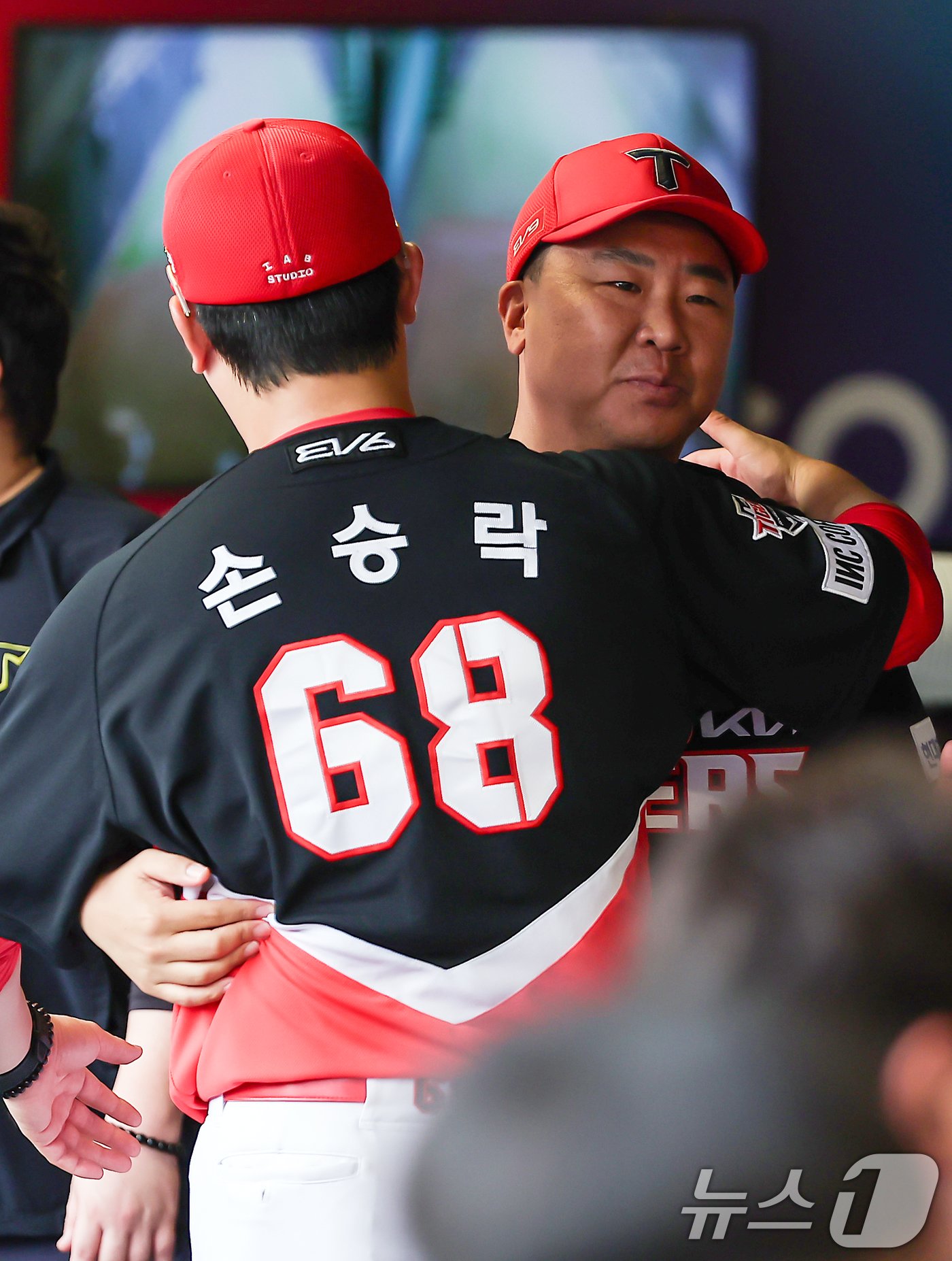 본문 이미지 - 이범호 KIA 타이거즈 감독이 17일 오후 인천시 미추홀구 문학동 SSG랜더스필드에서 열린 프로야구 '2024 신한 SOL 뱅크 KBO리그' SSG 랜더스와의 경기가 끝난 뒤 손승락 코치와 포옹하고 있다. 이날 KIA는 0대2로 패했지만 삼성의 패배로 매직넘버가 사라지며 지난 2017년 이후 7년 만에 정규리그 우승을 차지했다. 2024.9.17/뉴스1 ⓒ News1 김진환 기자