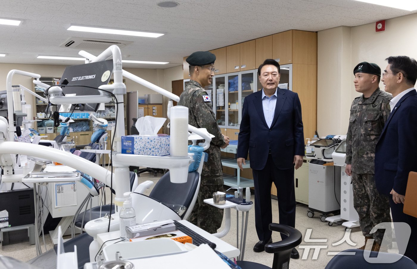 본문 이미지 - 윤석열 대통령이 17일 강원 육군15사단 의무대대를 방문해 치과 의료시설을 둘러보고 있다. (대통령실 제공) 2024.9.17/뉴스1 ⓒ News1 송원영 기자