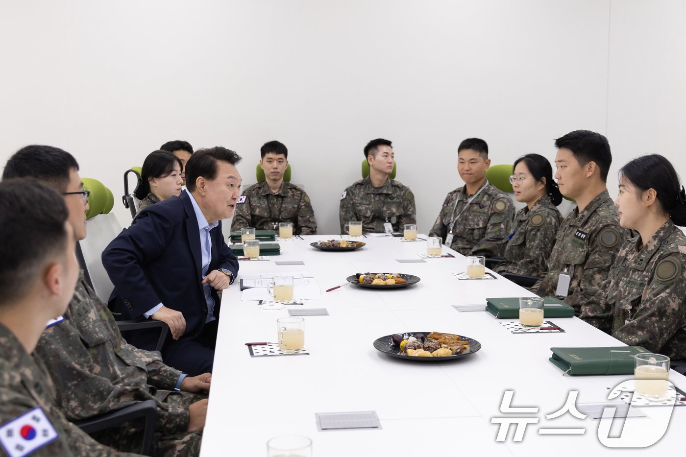 윤석열 대통령이 17일 강원 육군15사단 사령부를 방문, 초급간부들과 만나 의견을 청취한 후 격려하고 있다. &#40;대통령실 제공&#41; 2024.9.17/뉴스1 ⓒ News1 송원영 기자