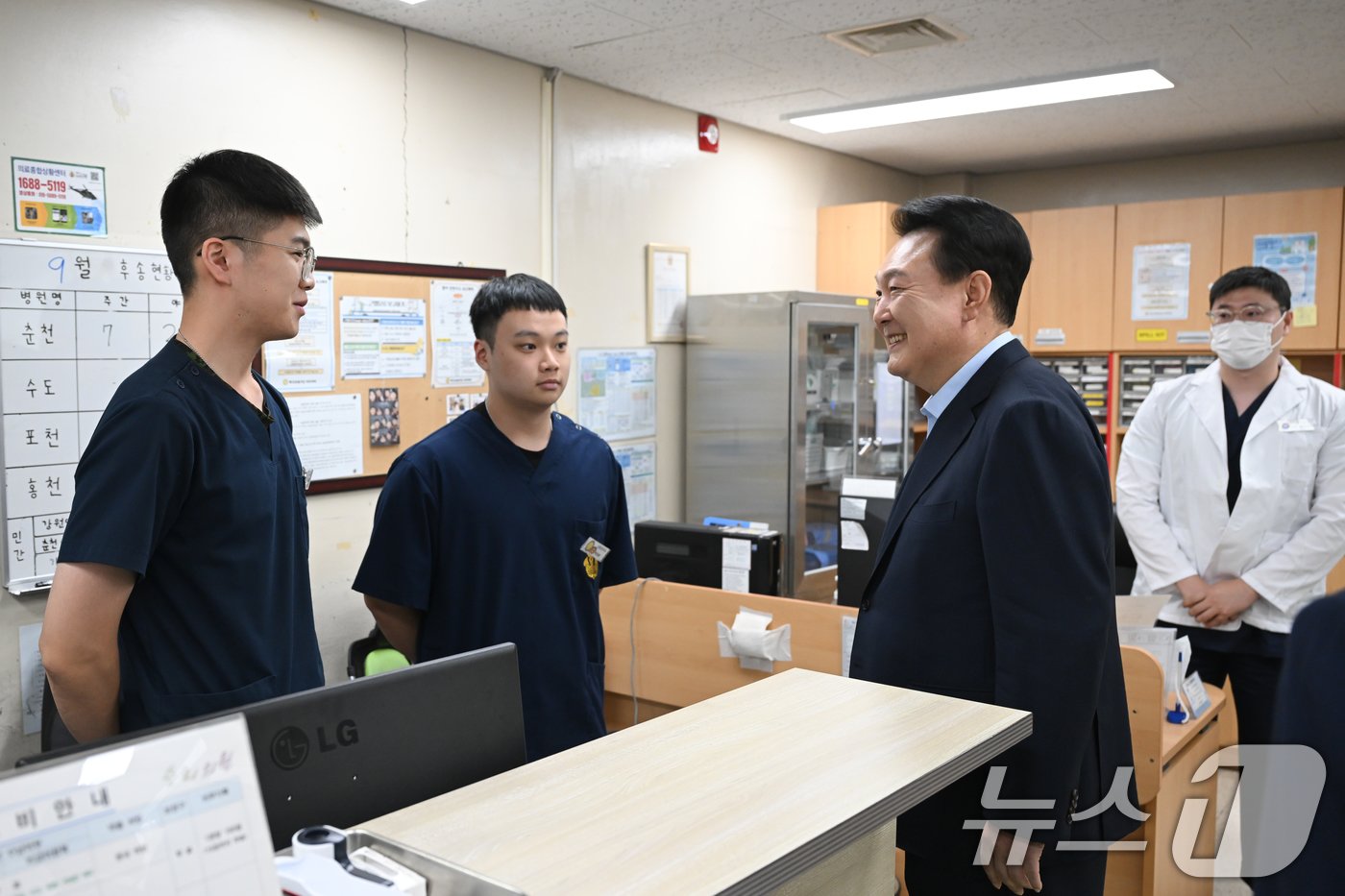 윤석열 대통령이 17일 강원 육군15사단 의무대대 응급실을 방문해 연휴기간 당직근무중인 군의관과 의무병을 격려하고 있다. &#40;대통령실 제공&#41; 2024.9.17/뉴스1 ⓒ News1 송원영 기자