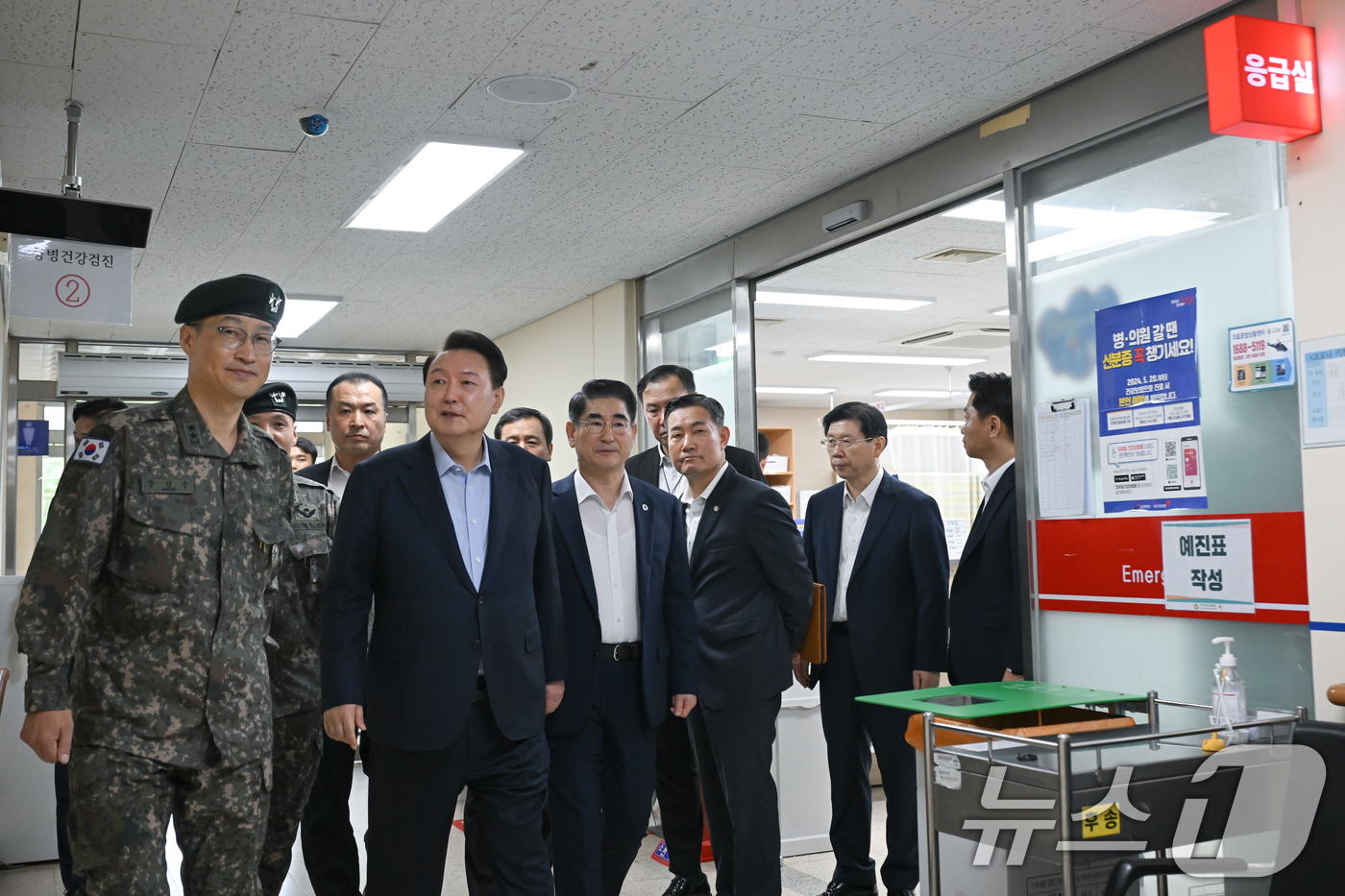 (서울=뉴스1) 송원영 기자 = 윤석열 대통령이 17일 강원 육군15사단 의무대대 응급실을 방문해 군의 민간의료지원 현장을 살피고 있다. (대통령실 제공) 2024.9.17/뉴스1 …