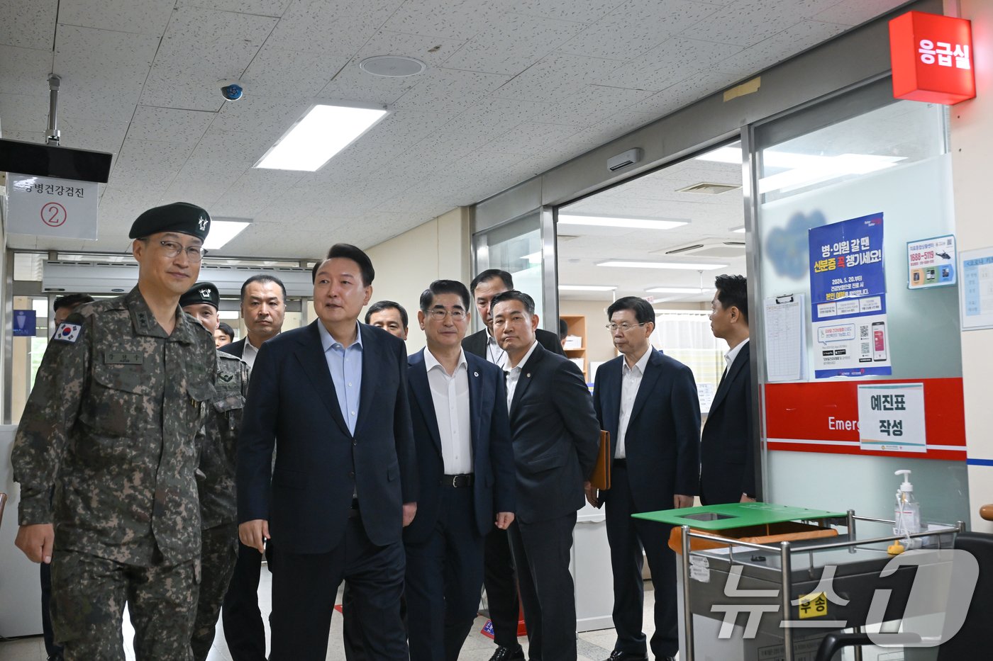 윤석열 대통령이 17일 강원 육군15사단 의무대대 응급실을 방문해 군의 민간의료지원 현장을 살피고 있다. &#40;대통령실 제공&#41; 2024.9.17/뉴스1 ⓒ News1 송원영 기자