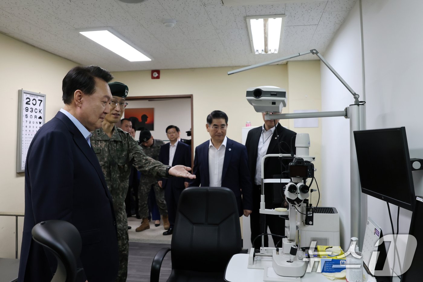 본문 이미지 - 윤석열 대통령이 17일 강원 육군15사단 의무대대를 방문해 안과를 둘러보고 설명을 듣고있다. (대통령실 제공) 2024.9.17/뉴스1 ⓒ News1 송원영 기자