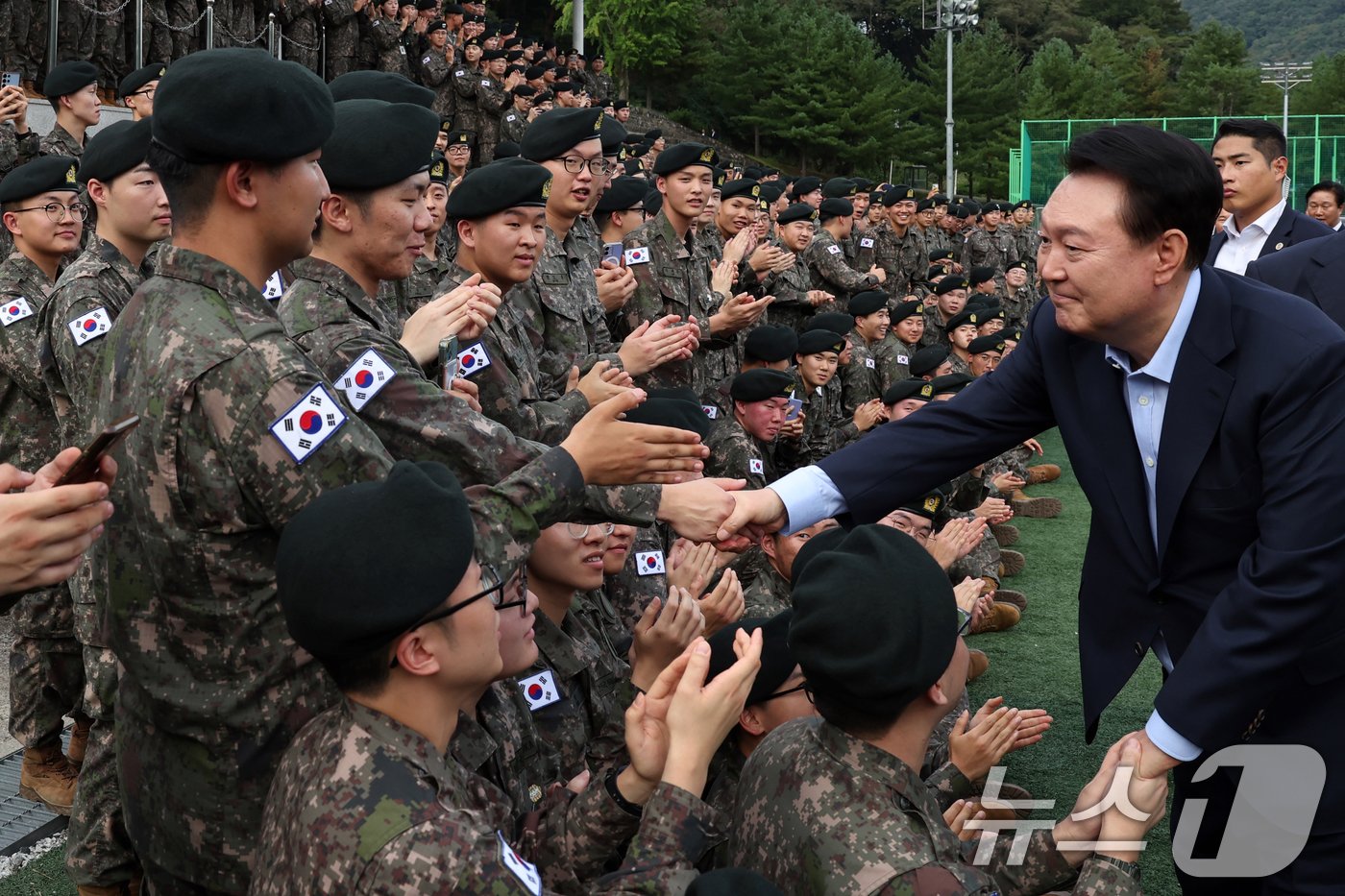 윤석열 대통령이 17일 강원 육군15사단을 방문해 장병들과 인사를 나누고 있다. &#40;대통령실 제공&#41; 2024.9.17/뉴스1 ⓒ News1 송원영 기자