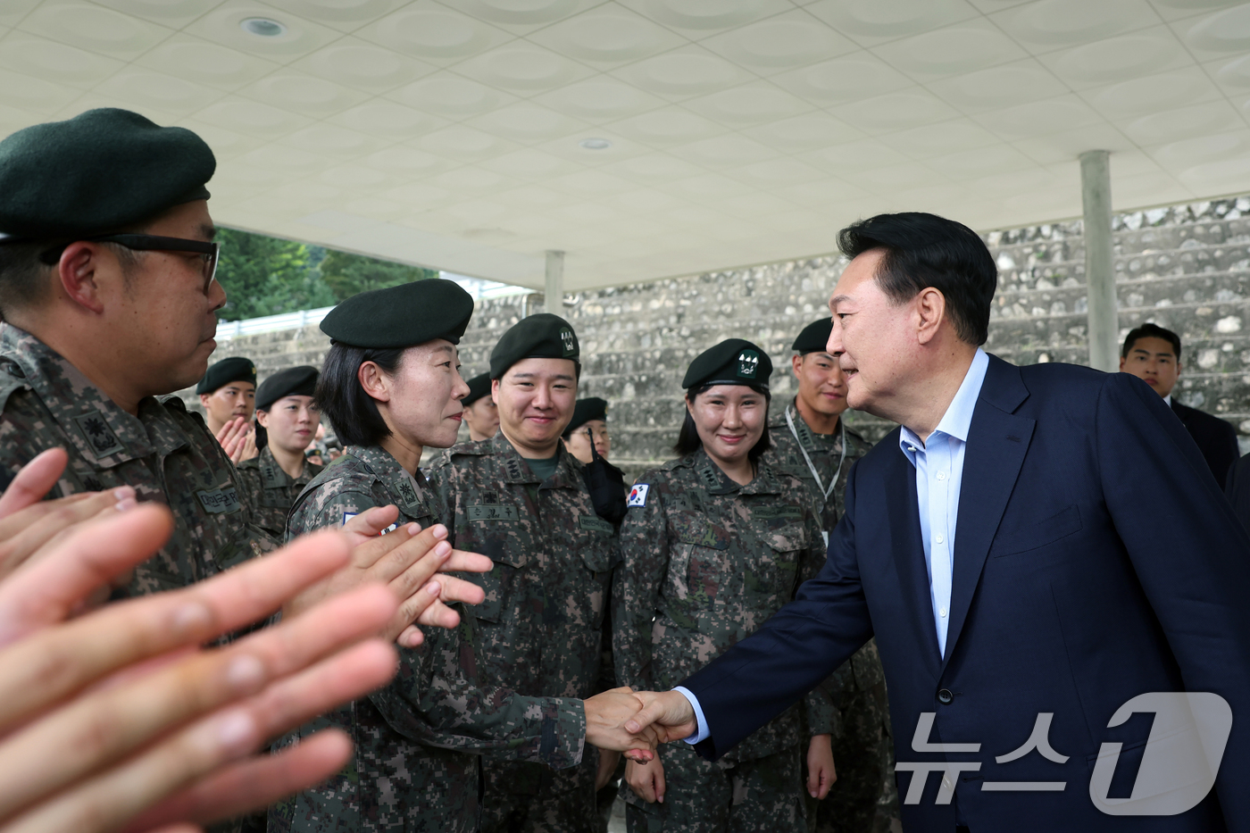 (서울=뉴스1) 송원영 기자 = 윤석열 대통령이 17일 강원 육군15사단을 방문해 장병들과 인사를 나누고 있다. (대통령실 제공) 2024.9.17/뉴스1