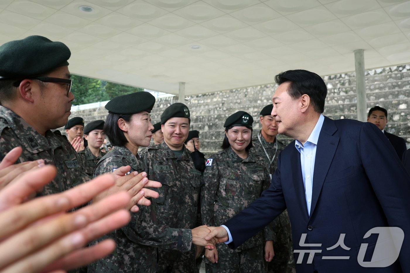 윤석열 대통령이 17일 강원 육군15사단을 방문해 장병들과 인사를 나누고 있다. &#40;대통령실 제공&#41; 2024.9.17/뉴스1 ⓒ News1 송원영 기자