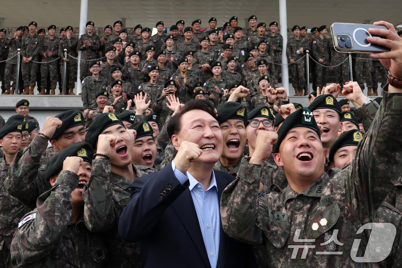 본문 이미지 - 윤석열 대통령이 17일 강원 육군15사단을 방문해 장병들과 기념촬영을 마친 후 셀카 요청에 응하고 있다. (대통령실 제공) 2024.9.17/뉴스1 ⓒ News1 송원영 기자