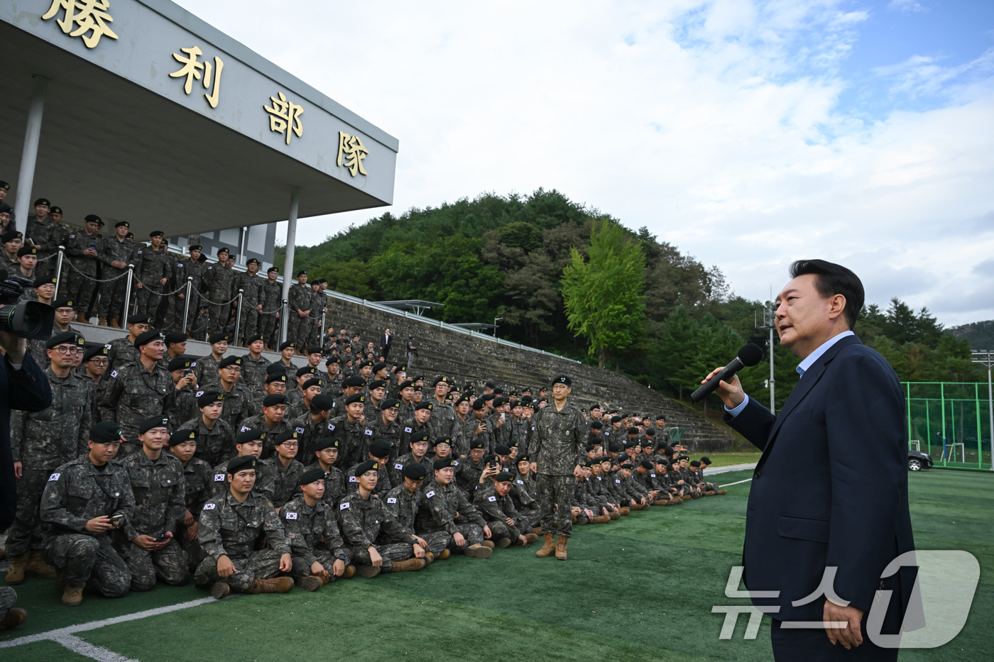 (서울=뉴스1) 송원영 기자 = 윤석열 대통령이 17일 강원 육군15사단을 방문해 장병들에게 격려의 말을 전하고 있다. (대통령실 제공) 2024.9.17/뉴스1