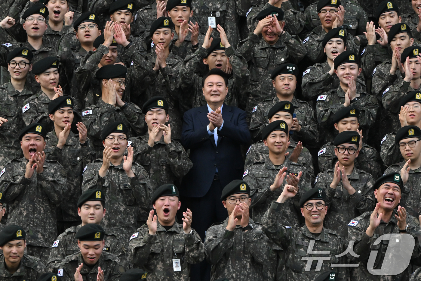 (서울=뉴스1) 송원영 기자 = 윤석열 대통령이 17일 육군15사단을 방문해 장병들과 기념촬영을 마치고 박수를 치고 있다. 이날 윤 대통령이 방문한 15사단 사열단에는 그룹 방탄소 …