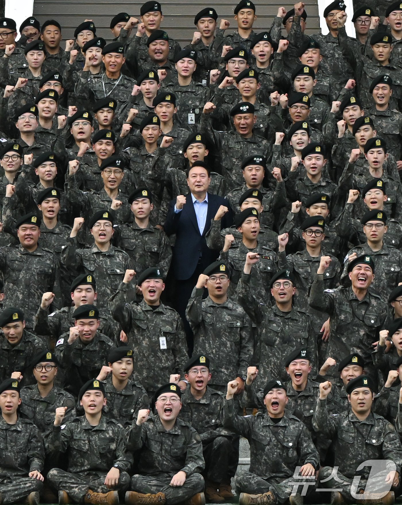 윤석열 대통령이 17일 강원 육군15사단을 방문해 장병들과 기념촬영을 하고 있다. &#40;대통령실 제공&#41; 2024.9.17/뉴스1 ⓒ News1 송원영 기자