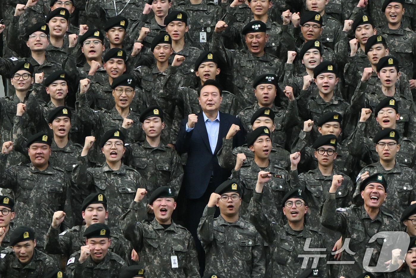 윤석열 대통령이 17일 강원 육군15사단을 방문해 장병들과 기념촬영을 하고 있다. &#40;대통령실 제공&#41; 2024.9.17/뉴스1 ⓒ News1 송원영 기자