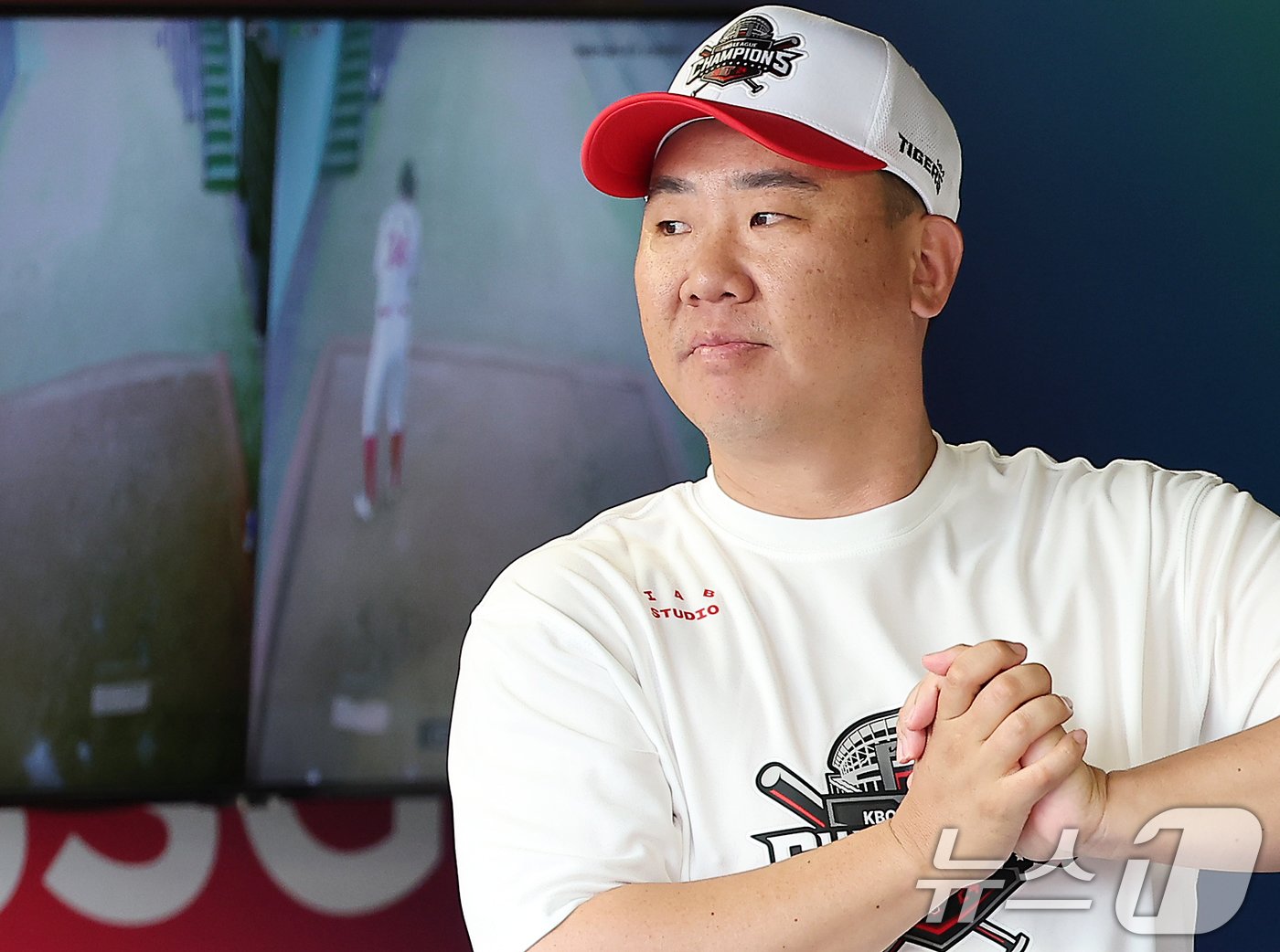 본문 이미지 - 이범호 KIA 타이거즈 감독이 17일 오후 인천 미추홀구 문학동 SSG랜더스필드에서 열린 프로야구 '2024 신한 SOL 뱅크 KBO리그' KIA 타이거즈와 SSG 랜더스의 경기 종료 후 열리는 정규시즌 우승 행사를 앞두고 그라운드를 응시하고 있다. /뉴스1 DB ⓒ News1 김진환 기자