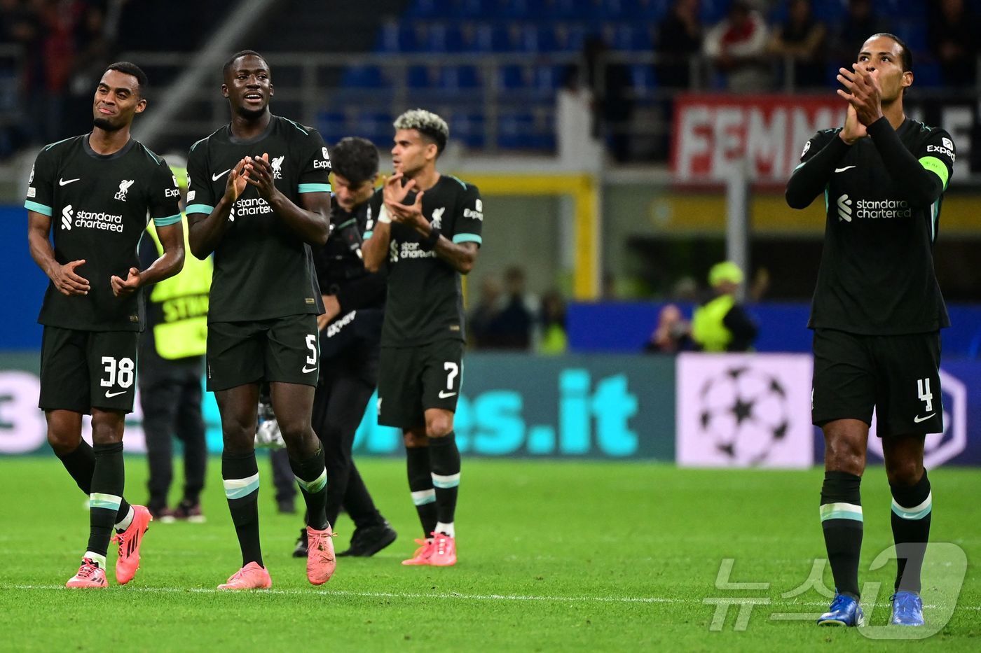 본문 이미지 - 리버풀은 18일(한국시간) 열린 2024-25 UEFA 챔피언스리그 첫 경기에서 AC밀란에 3-1로 역전승했다. ⓒ AFP=뉴스1