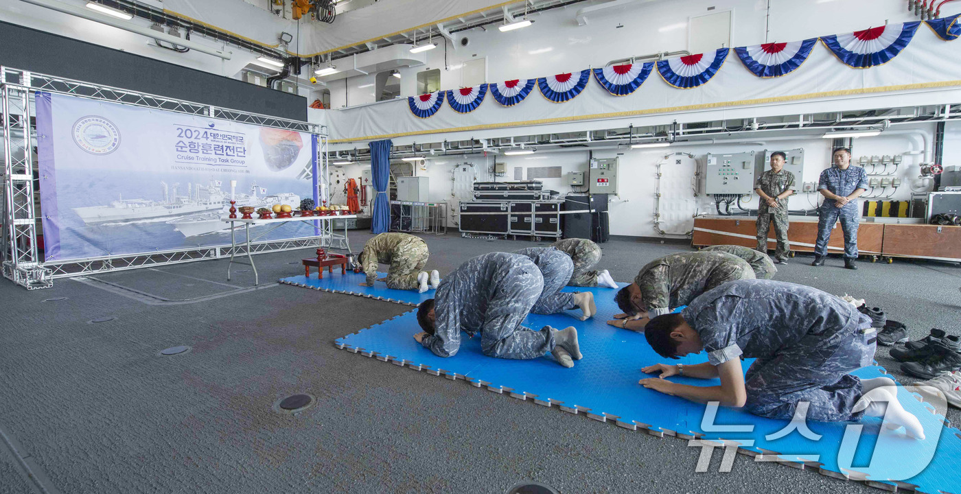 (서울=뉴스1) 박지혜 기자 = 2024 해군 순항훈련전단이 태평양을 항해 중인 가운데 17일(현지시간) 한산도함 격납고에서 순항훈련전단 장병들이 민족 대명절인 추석을 맞이해 함상 …