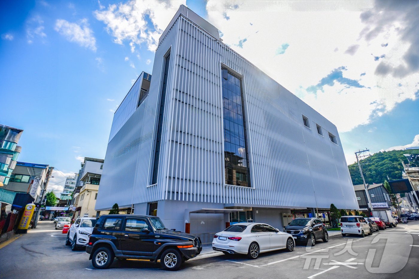 본문 이미지 - 강원 화천 산찬어 주차타워 및 가족센터 전경.&#40;화천군 제공&#41;