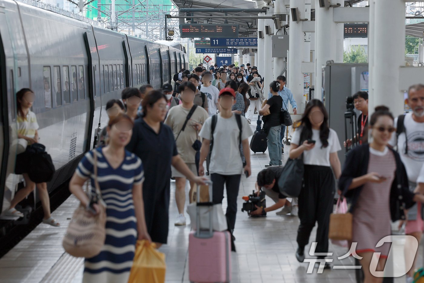 본문 이미지 - 민족 대명절 추석 연휴 마지막 날인 18일 서울 용산구 한강대로 서울역에 도착한 귀경객들이 열차에서 내려 발걸음을 옮기고 있다. 2024.9.18/뉴스1 ⓒ News1 박정호 기자