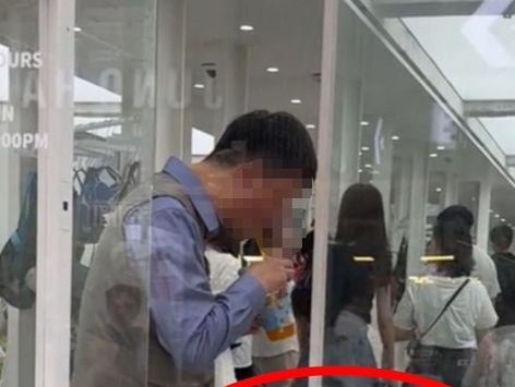 "한국 명동 맞아?"…보관함 속 남의 음료 마구 섞어 마신 남성[영상]