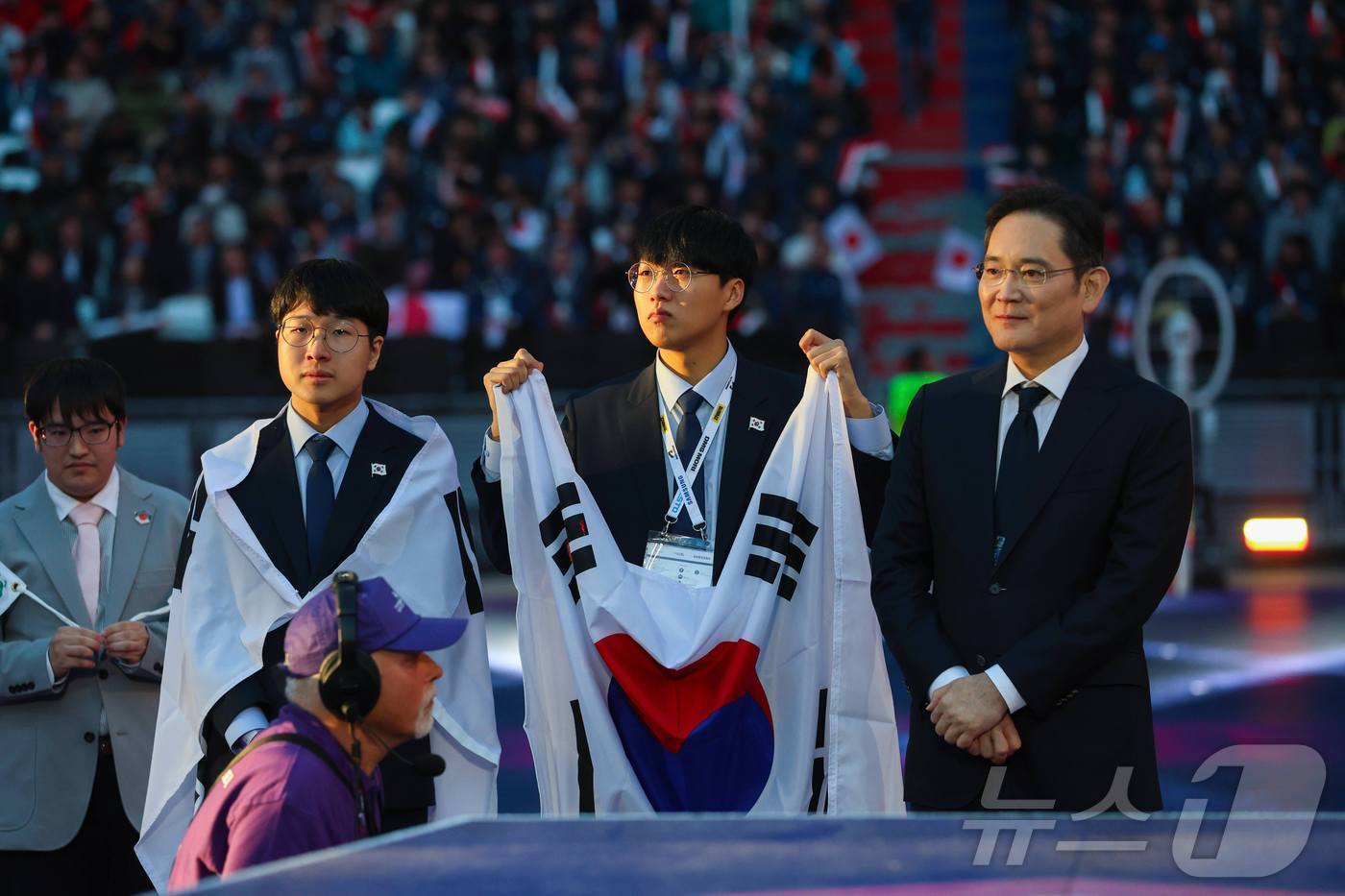 본문 이미지 - 15일(현지시간) 프랑스 리옹 소재 그루파마스타디움에서 열린 국제기능올림픽 폐회식에 참석한 이재용 회장이 메달 시상을 준비하는 모습(삼성전자 제공). ⓒ 뉴스1