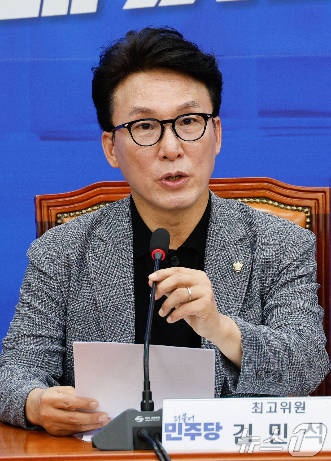 (서울=뉴스1) 안은나 기자 = 김민석 더불어민주당 최고위원이 추석 연휴 마지막 날인 18일 서울 여의도 국회에서 추석 민심 기자간담회를 하고 있다. 2024.9.18/뉴스1