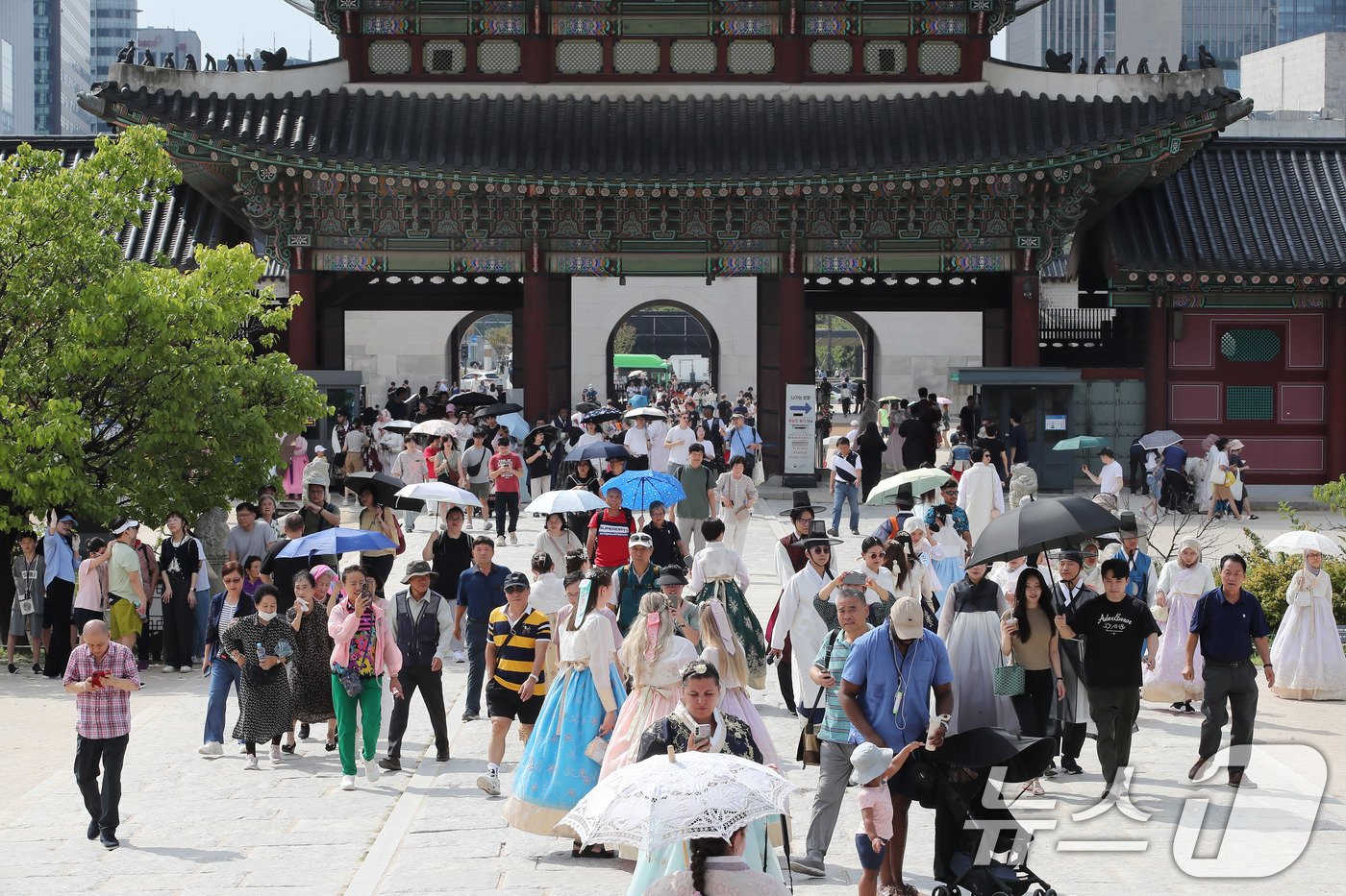 추석 연휴 마지막날인 18일 서울 종로구 경복궁이 나들이객과 관광객으로 붐비고 있다. 추석 연휴기간 경복궁을 비롯한 4대 고궁과 조선왕릉이 무료개방된다. 2024.9.18/뉴스1 ⓒ News1 박세연 기자