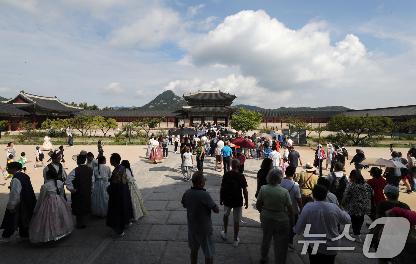 (서울=뉴스1) 박세연 기자 = 추석 연휴 마지막날인 18일 서울 종로구 경복궁이 나들이객과 관광객으로 붐비고 있다.추석 연휴기간 경복궁을 비롯한 4대 고궁과 조선왕릉이 무료개방된 …