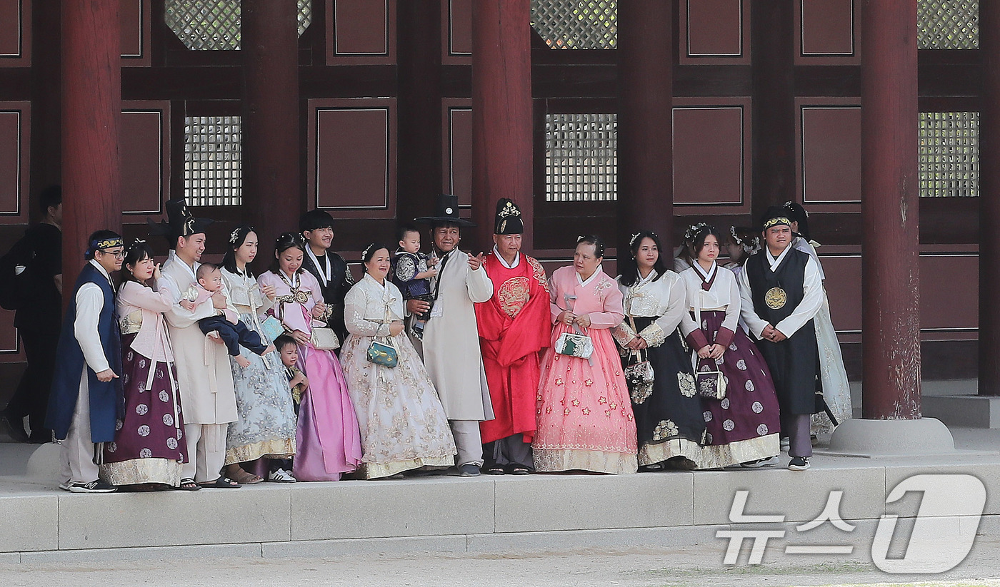 (서울=뉴스1) 박세연 기자 = 추석 연휴 마지막날인 18일 한복을 입고 서울 종로구 경복궁을 찾은 외국인 관광객들이 사진을 찍고 있다. 2024.9.18/뉴스1