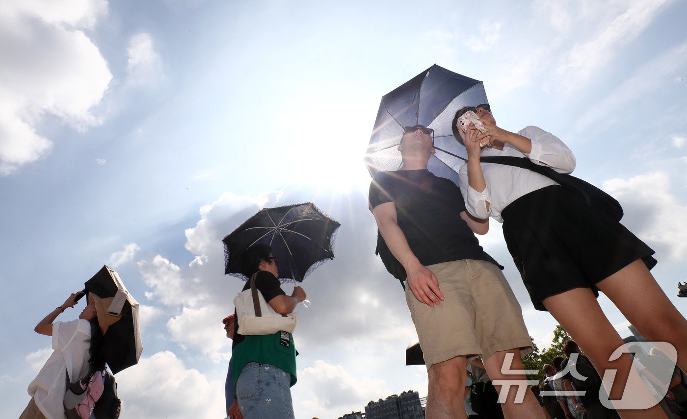 본문 이미지 - 서울에 폭염주의보가 내려진 18일 종로구 경복궁을 찾은 외국인 관광객이 양산을 쓰고 이동하고 있다. 2024.9.18/뉴스1 ⓒ News1 박세연 기자
