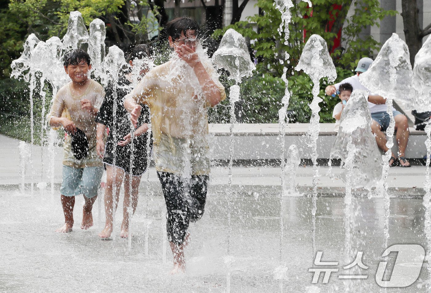 본문 이미지 - 서울에 폭염주의보가 내려진 18일 광화문광장 분수대에서 어린이들이 물놀이를 하며 즐거운 시간을 보내고 있다. 2024.9.18/뉴스1 ⓒ News1 박세연 기자