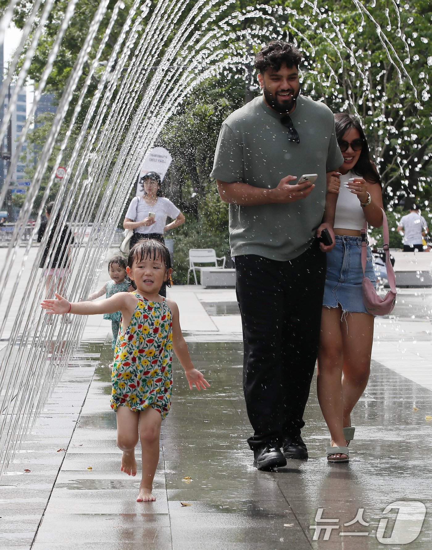 본문 이미지 - 서울에 폭염주의보가 내려진 18일 광화문광장 분수터널에서 어린이들과 외국인 관광객이 즐거운 시간을 보내고 있다. 2024.9.18/뉴스1 ⓒ News1 박세연 기자