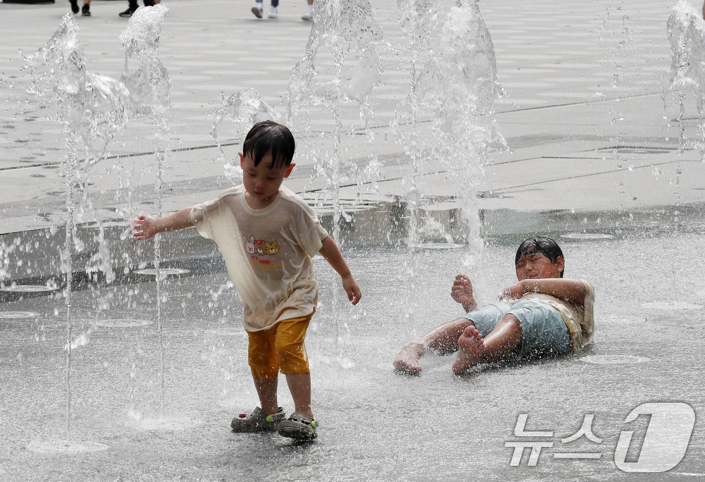 본문 이미지 - 서울에 폭염주의보가 내려진 18일 광화문광장 분수대에서 어린이들이 물놀이를 하며 즐거운 시간을 보내고 있다. 2024.9.18/뉴스1 ⓒ News1 박세연 기자