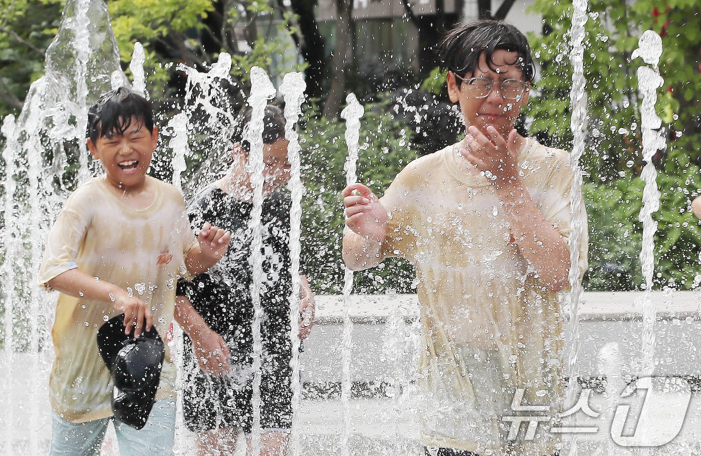 본문 이미지 - 서울에 폭염주의보가 내려진 18일 광화문광장 분수대에서 어린이들이 물놀이를 하며 즐거운 시간을 보내고 있다. 2024.9.18/뉴스1 ⓒ News1 박세연 기자