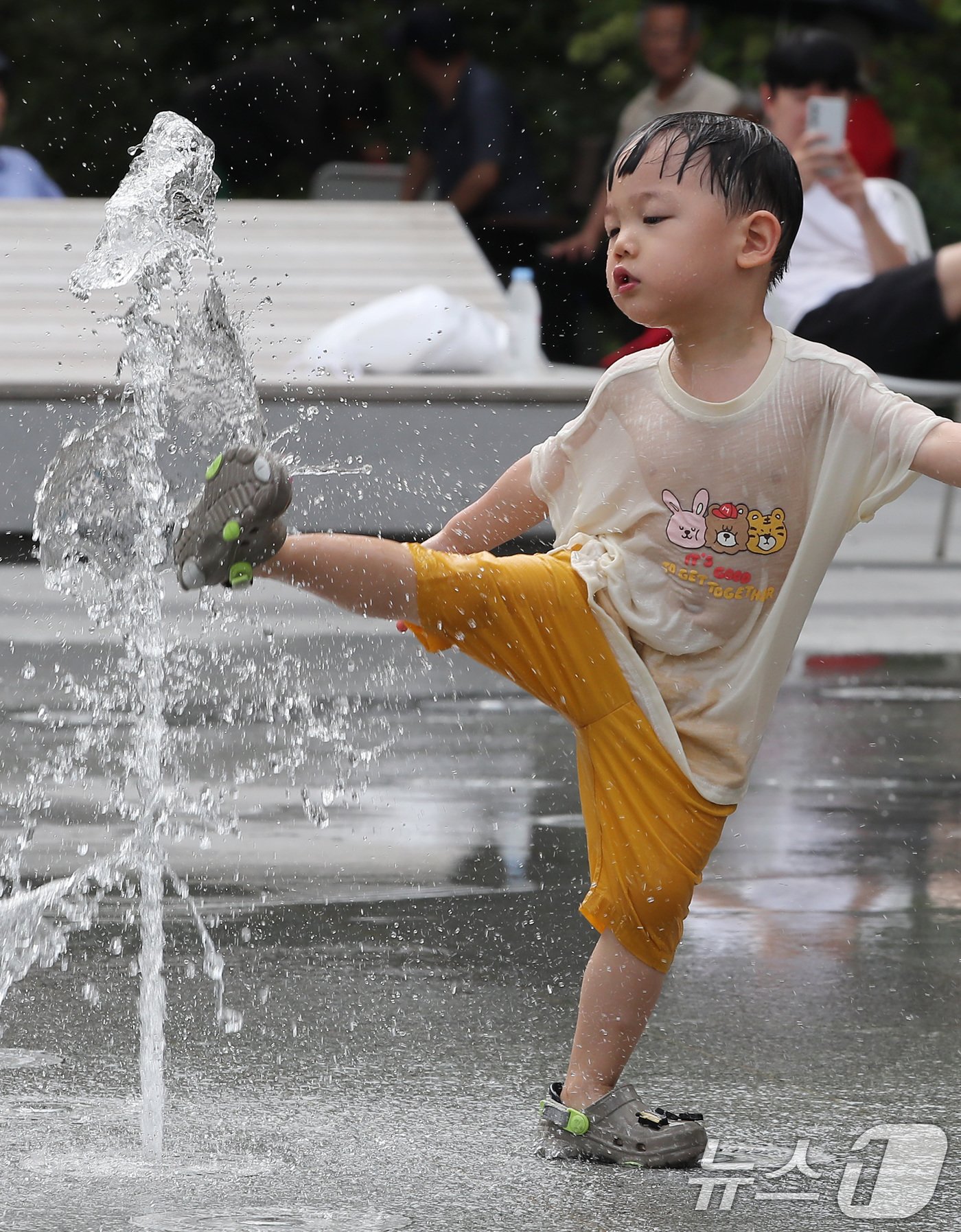 본문 이미지 - 서울에 폭염주의보가 내려진 18일 광화문광장 분수대에서 어린이가 물놀이를 하며 즐거운 시간을 보내고 있다. 2024.9.18/뉴스1 ⓒ News1 박세연 기자