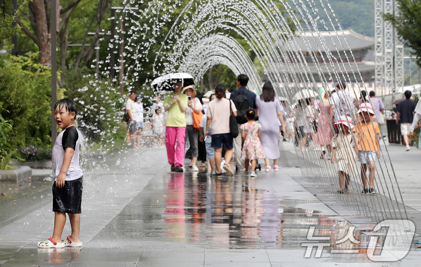 본문 이미지 - 서울에 폭염주의보가 내려진 18일 광화문광장 분수대에서 어린이들이 물놀이를 하며 즐거운 시간을 보내고 있다. 2024.9.18/뉴스1 ⓒ News1 박세연 기자