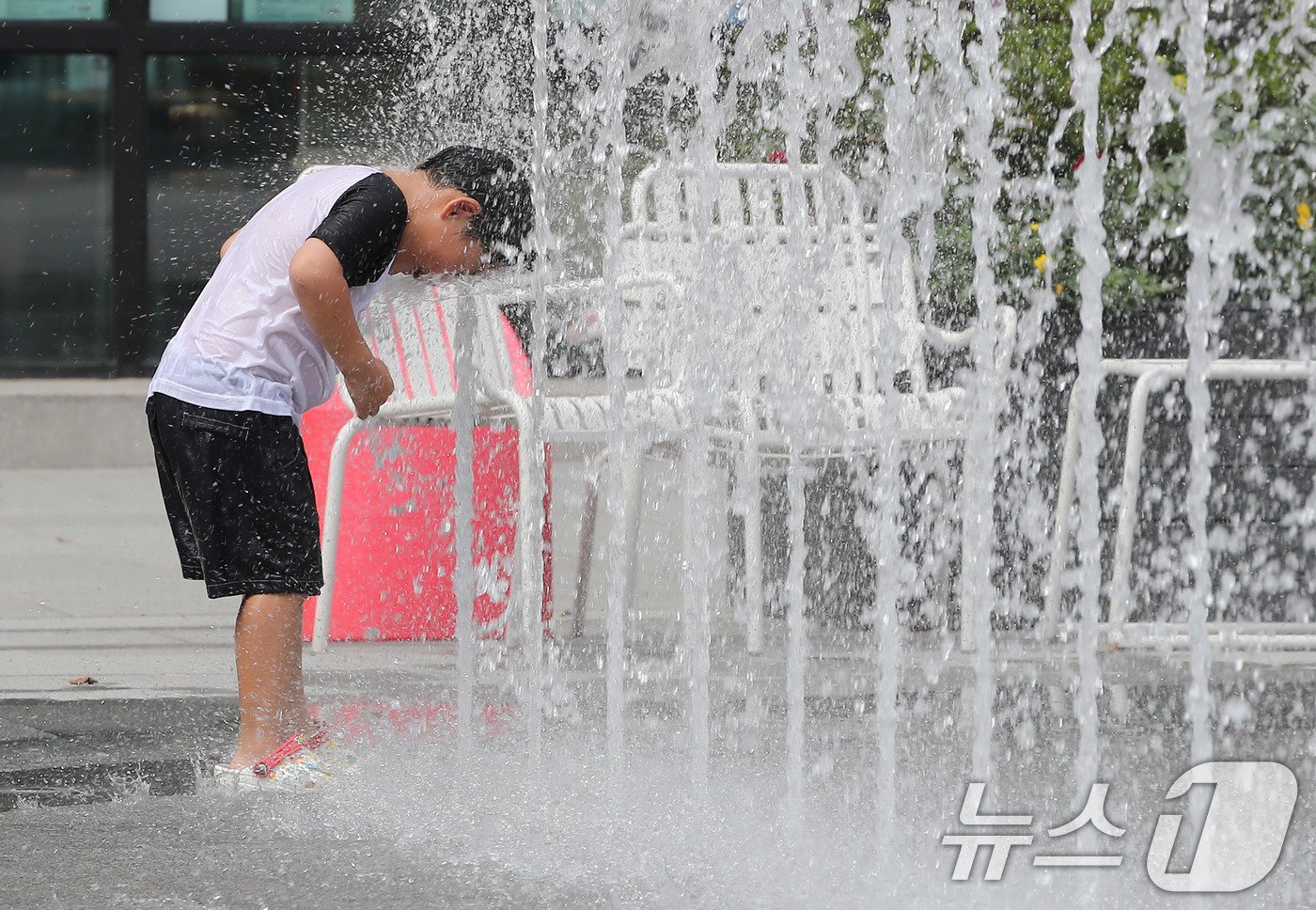 본문 이미지 - 서울에 폭염주의보가 내려진 18일 광화문광장 분수대에서 어린이가 물놀이를 하며 즐거운 시간을 보내고 있다. 2024.9.18/뉴스1 ⓒ News1 박세연 기자