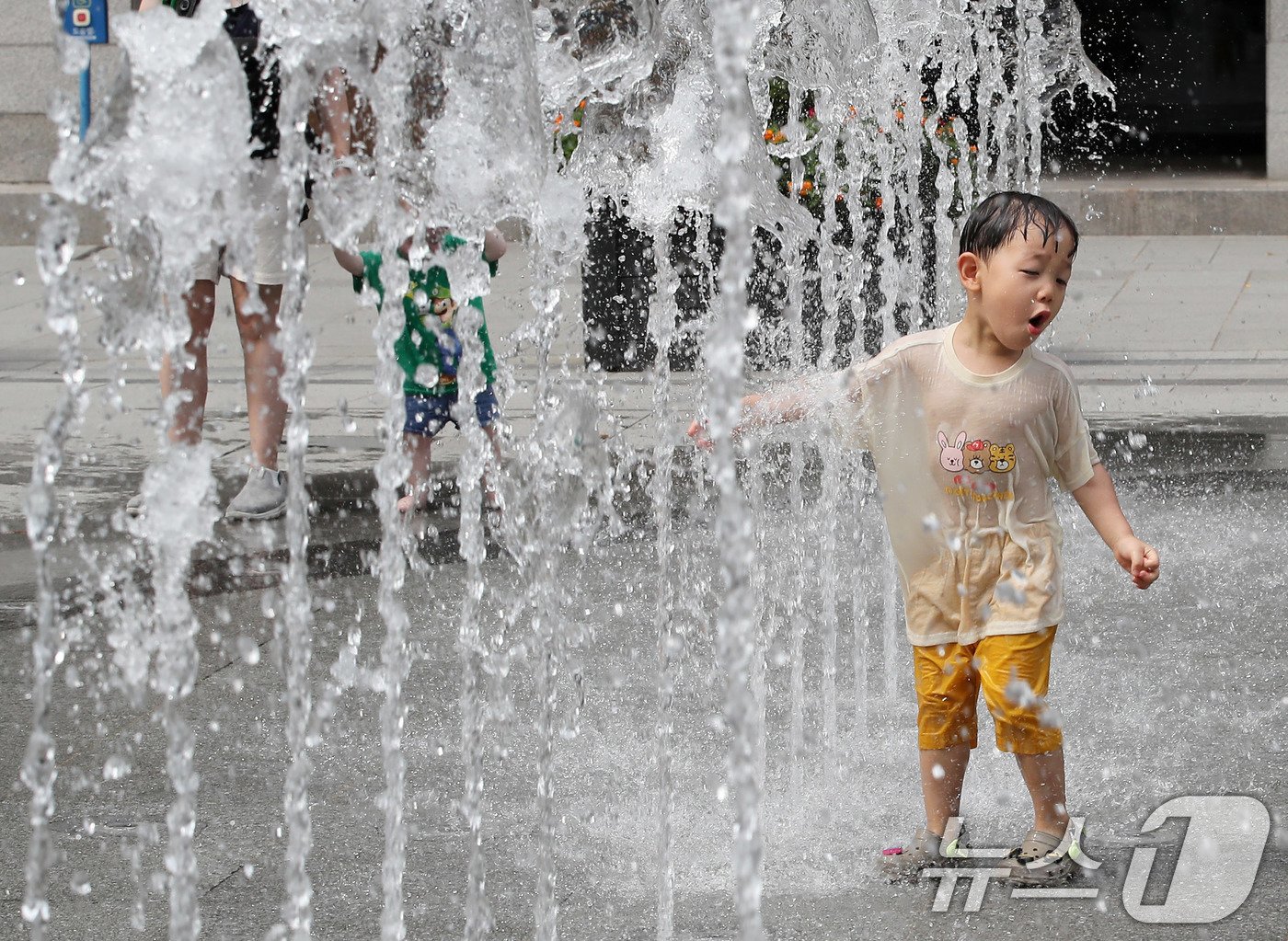 본문 이미지 - 서울에 폭염주의보가 내려진 18일 광화문광장 분수대에서 어린이가 물놀이를 하며 즐거운 시간을 보내고 있다. 2024.9.18/뉴스1 ⓒ News1 박세연 기자