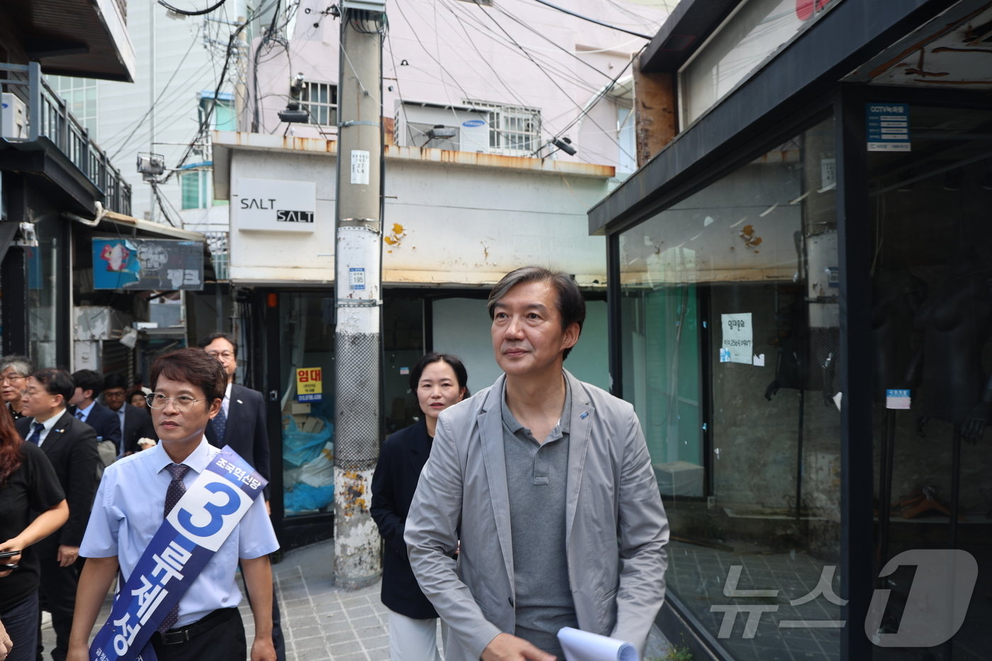 조국 조국혁신당 대표&#40;오른쪽&#41;와 류제성 부산 금정구청장 보궐선거 후보가 추석 연휴 마지막 날인 18일 부산 금정구 부산대학교 앞 상권 현장을 시찰하고 있다. &#40;조국혁신당 제공&#41; /뉴스1