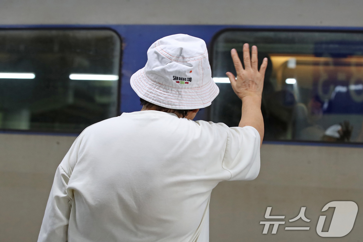 (대구=뉴스1) 공정식 기자 = 추석 연휴 마지막 날인 18일 오전 대구 동구 동대구역에서 가족을 배웅 나온 할머니가 귀경열차를 향해 손을 흔들고 있다. 2024.9.18/뉴스1