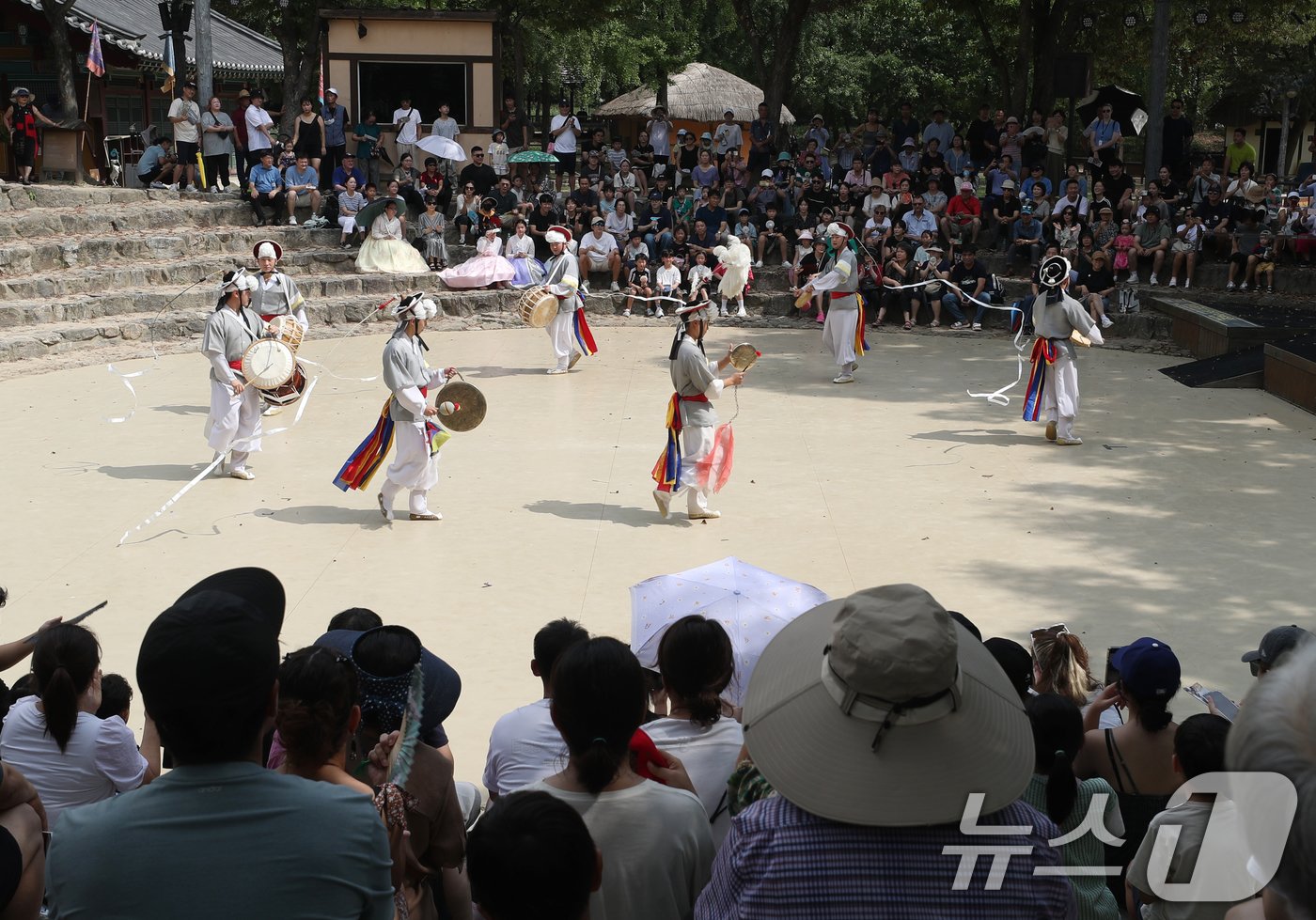 본문 이미지 - 추석 연휴 마지막 날인 18일 경기 용인시 기흥구 한국민속촌에서 공연단이 신명나는 풍물소리와 함께 멋진 전통 공연을 하고 있다. 2024.9.18/뉴스1 ⓒ News1 김영운 기자