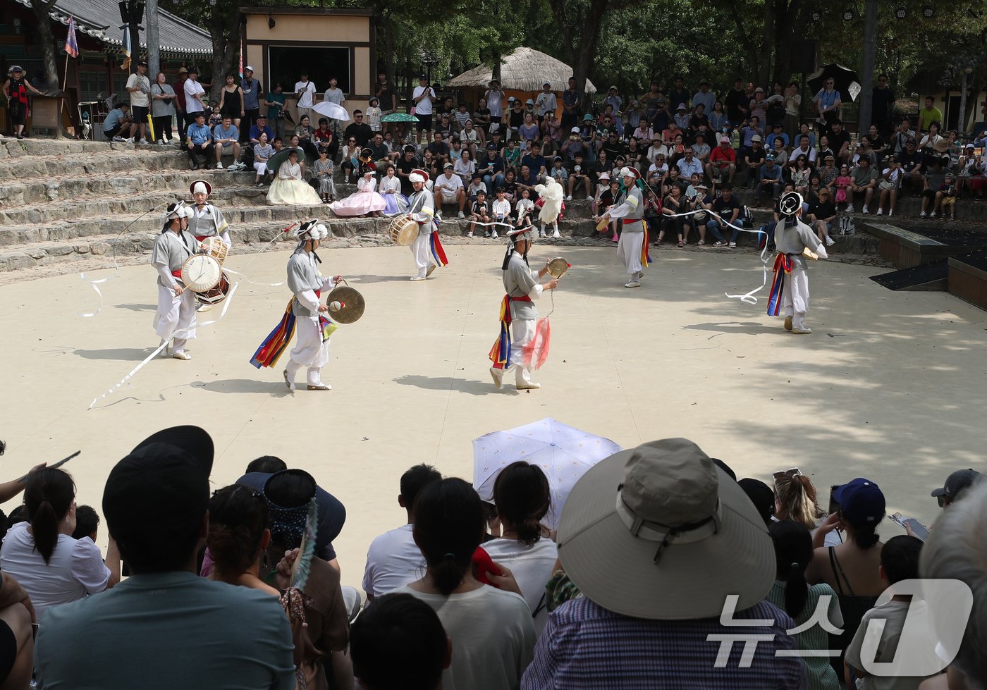 추석 연휴 마지막 날인 18일 경기 용인시 기흥구 한국민속촌에서 공연단이 신명나는 풍물소리와 함께 멋진 전통 공연을 하고 있다. 2024.9.18/뉴스1 ⓒ News1 김영운 기자