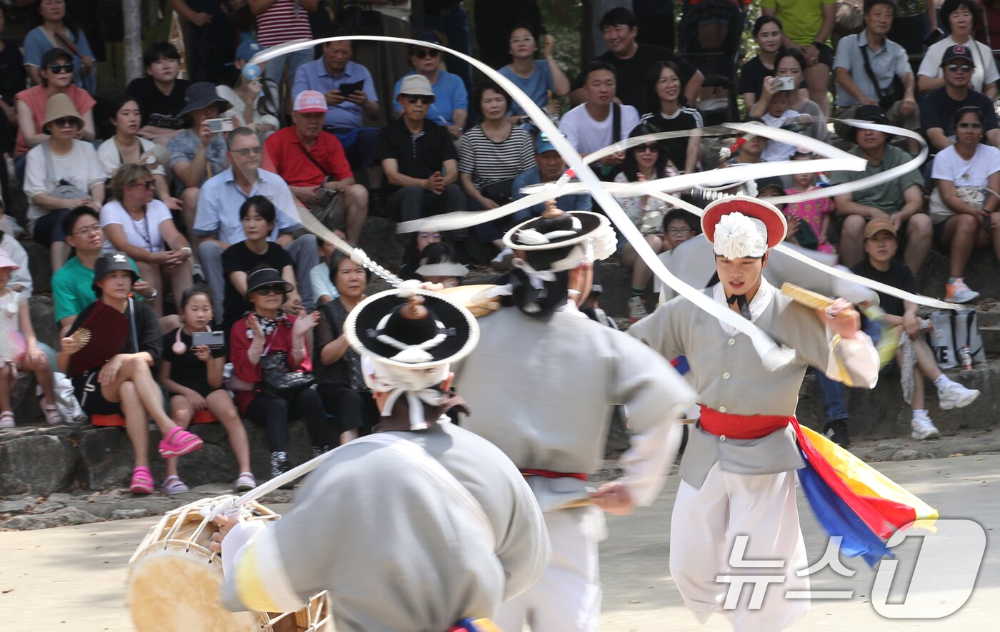 추석 연휴 마지막 날인 18일 경기 용인시 기흥구 한국민속촌에서 공연단이 신명나는 풍물소리와 함께 멋진 전통 공연을 하고 있다. 2024.9.18/뉴스1 ⓒ News1 김영운 기자